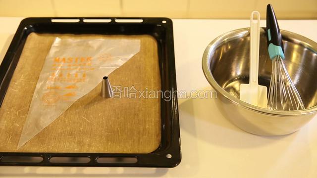 铺烘焙纸，将油布铺在烤盘上。