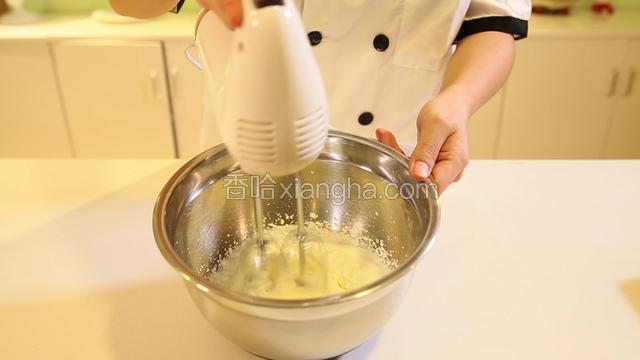 馅芯制作阶段：奶油馅芯，将奶油和糖倒入搅拌盆中，高速打发至纹路清晰的固态奶油状。
