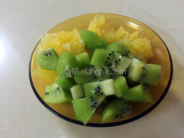 把猕猴桃、香橙切块