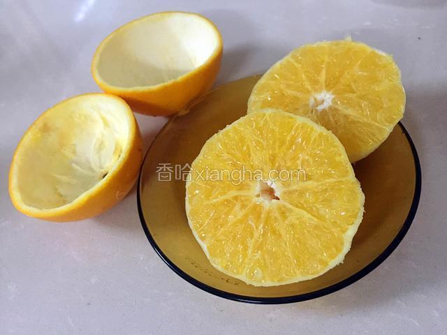 取出果肉，保留完整的外皮作为容器备用