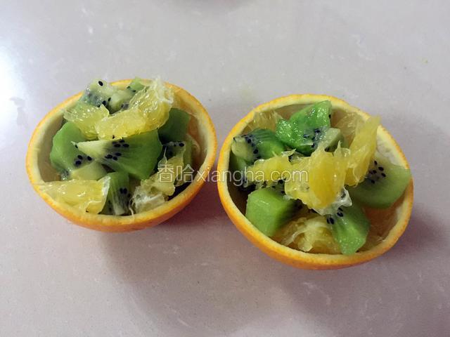 切好的果粒放入香橙外皮里面
