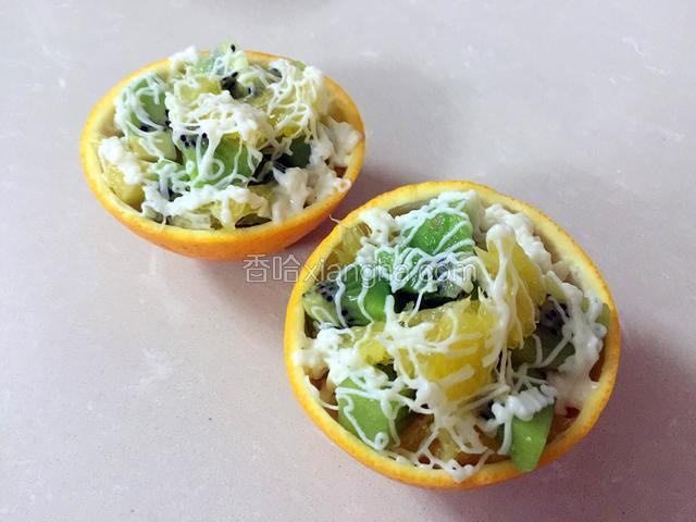 均匀的淋上沙拉酱