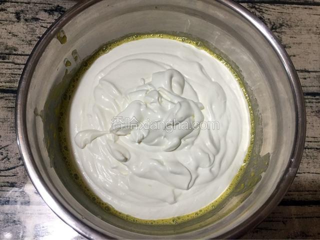 把淡奶油倒入芒果泥中拌匀，
