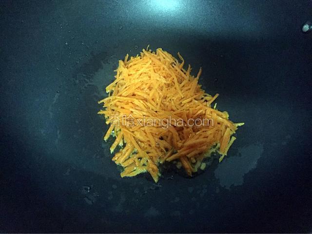另起锅倒入适量油烧热后放入胡萝卜炒至变色加入适量盐和鸡精翻炒均匀即可盛出备用