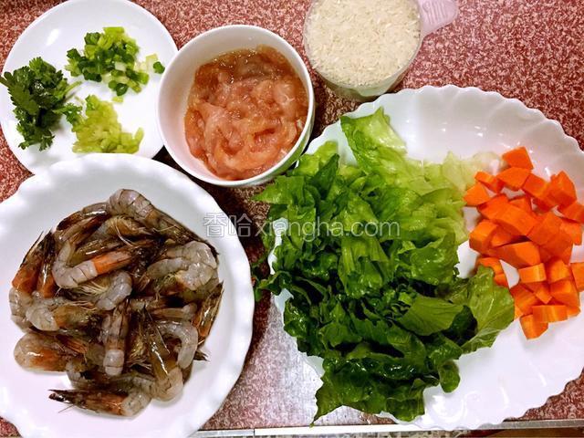 鲜虾去须去虾线去壳留头留尾洗净后加入料酒、盐抓匀腌制半小时，猪肉洗净切薄片后加入适量的盐和鸡精、生抽、油抓匀腌制半小时，胡萝卜去皮洗净切小粒，生菜洗净切小片，葱切葱花，芹菜切小粒，香菜切段备用