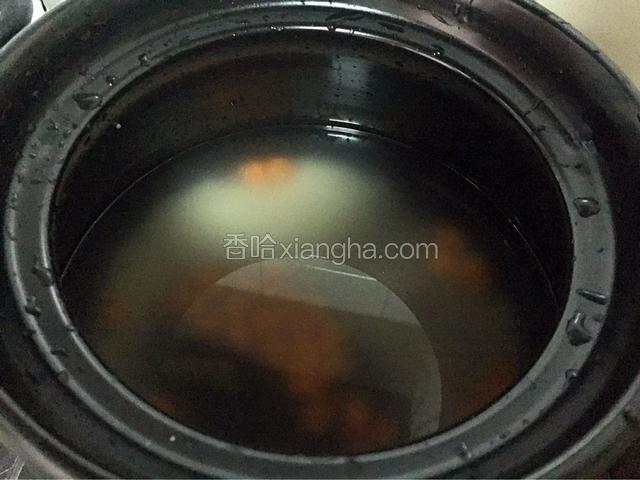 大米淘洗2-3次后放入砂锅中，加入胡萝卜和适量的清水
