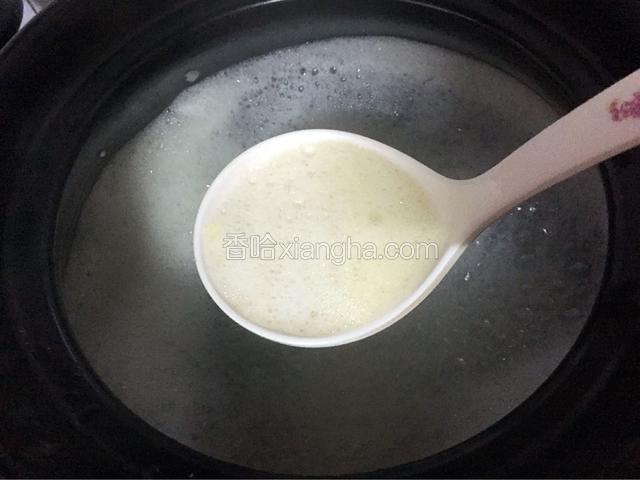 大火烧开捞掉浮沫，转中小火炖煮