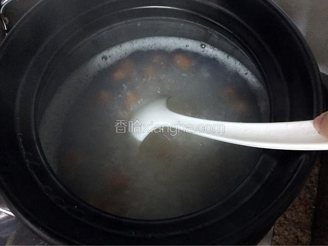 其间记得用勺子来回搅动，免得糊底