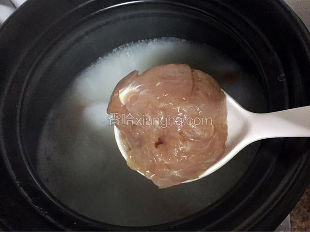 炖煮至米烂时放入猪肉
