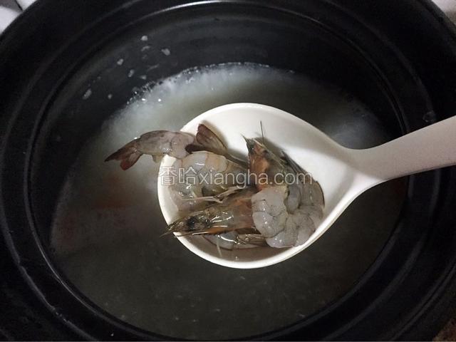 大火烧开后放入鲜虾，继续煮两分钟