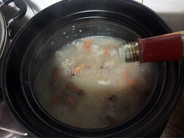 加入少许味极鲜酱油提鲜