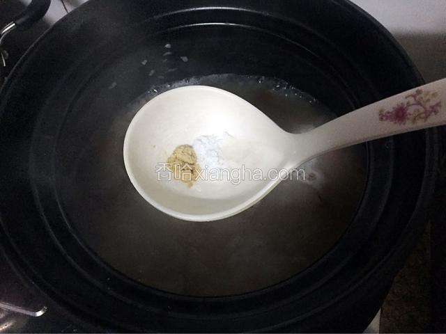 加入适量的盐和鸡精调味
