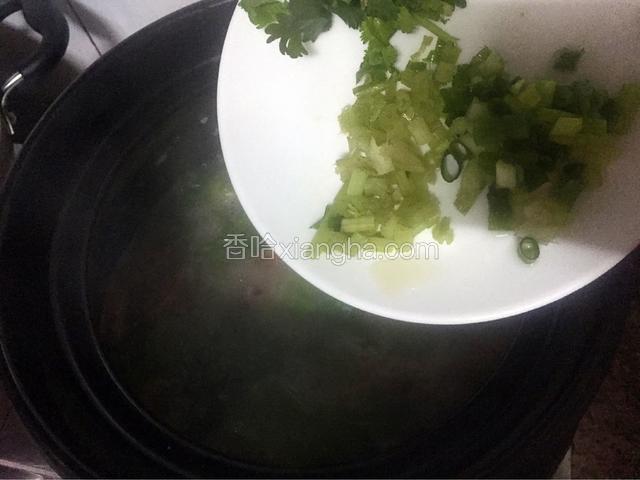 放入葱花、芹菜、香菜拌均匀即可关火