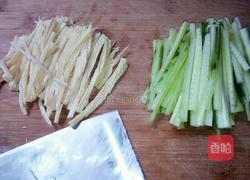 凉拌黄瓜腐竹的做法图解2