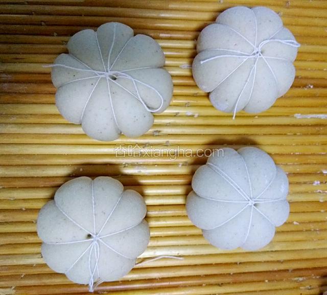 中间用筷子点个小洞，将来用装饰品做瓜把儿。做好的南瓜糖包二次醒发30分（根据温度，凉快了多醒发一些时间），等糖包变胖不少即可，接着上锅蒸，凉水装锅，开锅后转中火20分