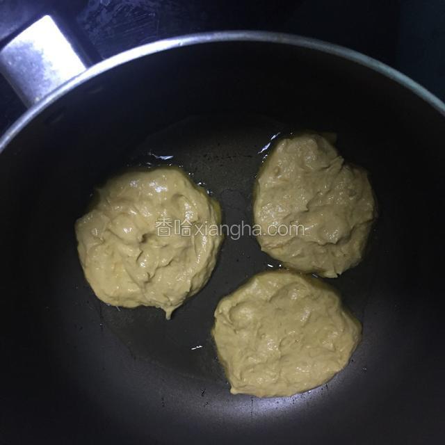 不粘锅，小火，油热后，放入面饼