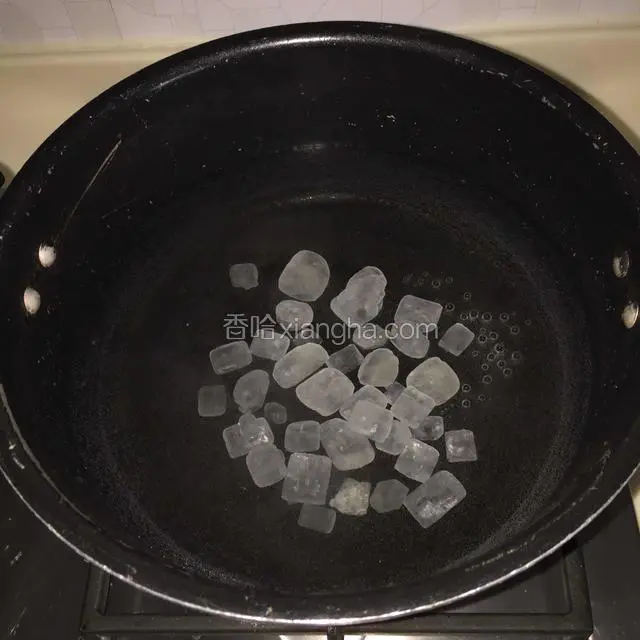 锅中倒入适量清水，放入冰糖大火煮开
