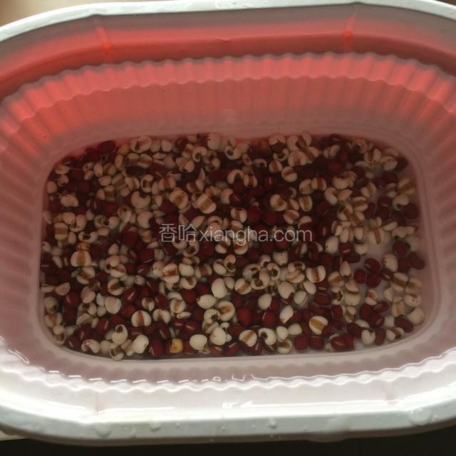 薏米红豆提前浸泡一晚，倒入锅中加入少许清水