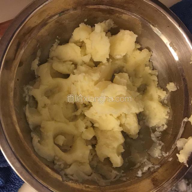 土豆去皮切成小块煮熟后捞出沥干水分，压成泥状