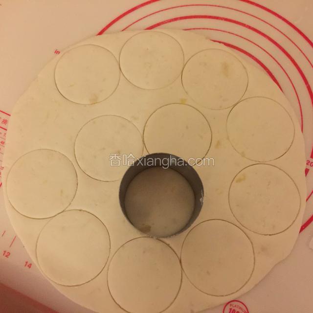 用模具压出圆形