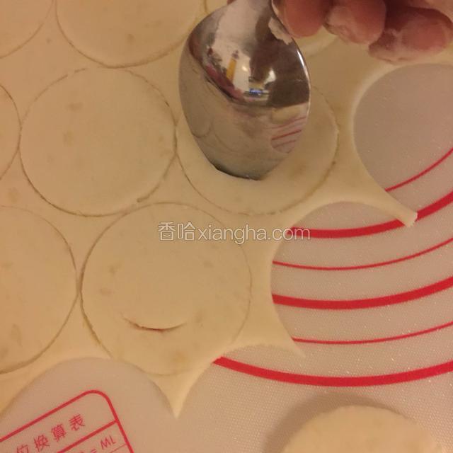 用勺子压出嘴巴