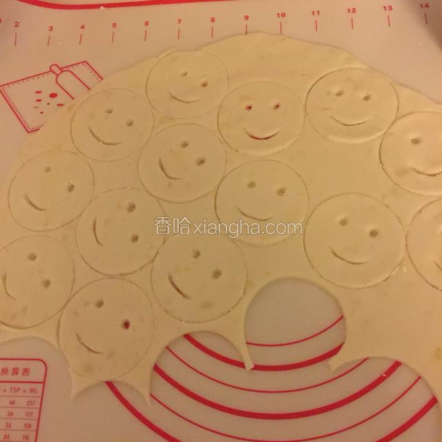 用筷子插出眼睛，眼睛大一点哦