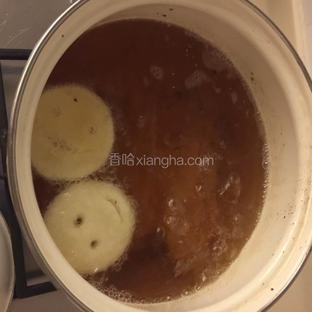 锅中倒入适量油，7成热的时候，放入土豆饼炸至金黄色即可，吃时蘸点番茄酱