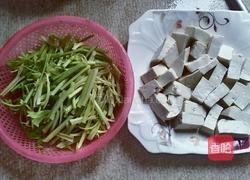 芹菜炒豆腐的做法图解1