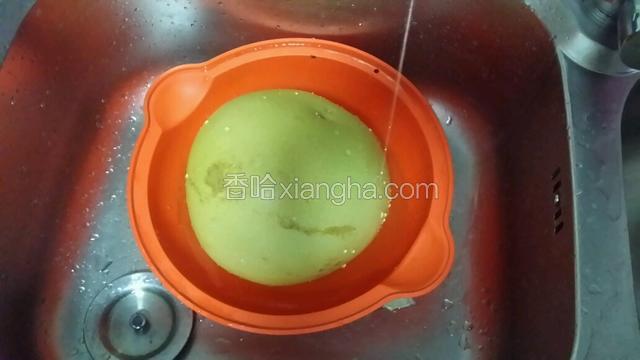 将柚子外皮用盐搓一下，洗净