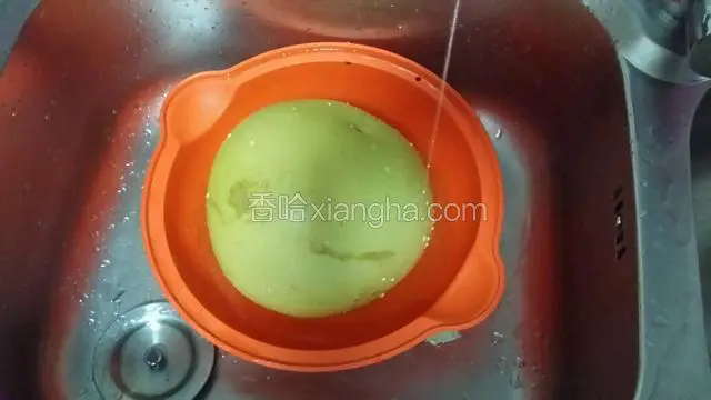 将柚子外皮用盐搓一下，洗净