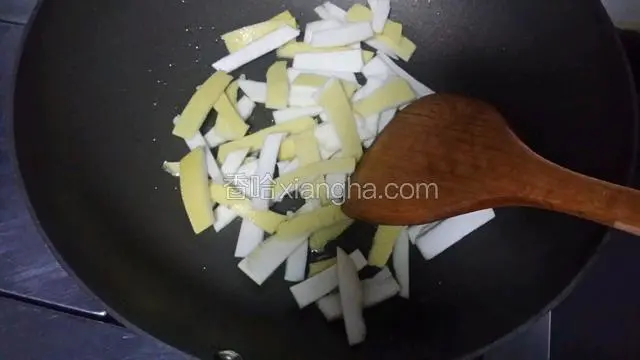 将挤干水分的柚子皮用小火炒干，或在自然条件下用自然风吹干。