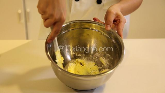 马卡龙馅心的制作：把黄油，糖粉，盐放入打蛋盆中，用刮刀拌至无干粉状。用电动打蛋器高速顺着一个方向打发至体积膨大微微发白的状态。