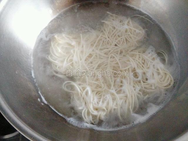 锅里烧开水，面条煮两三分钟，如果不确定煮的时间，煮两分钟用筷子夹一根尝尝。