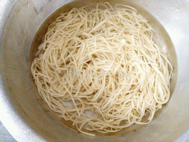面条煮熟后过凉水。