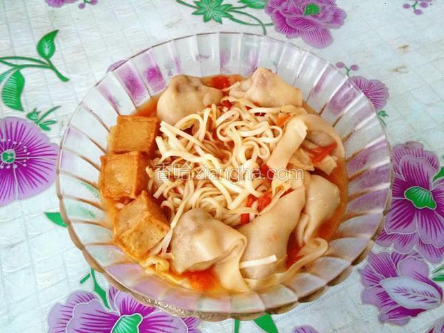 把煮熟的馄饨和汤倒在刚才的面条里。