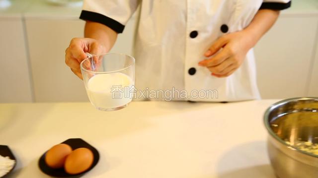 面糊制作阶段:融化黄油，将黄油倒入一个小碗里，然后取一个锅，将锅里的水烧至盆底冒小泡，然后将小碗坐上。