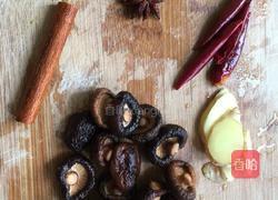 香菇炖猪蹄的做法图解2