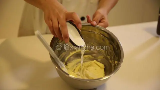 将面粉，泡打粉，奶粉倒入搅拌盆。面粉要使用低筋面粉，用刮刀沿着一个方向叠压式的将面粉压入黄油，不要搅拌，这样会容易起筋，压拌至光滑没有面粉的状态。