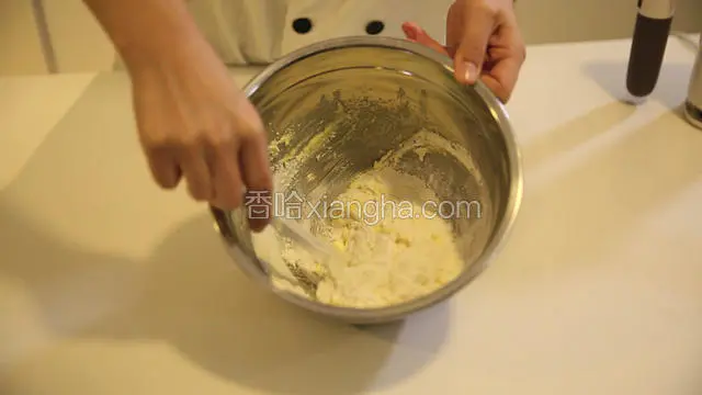倒入一半的牛奶，顺一个方向切拌，请注意这个手法，拌均匀后，再倒入剩余的牛奶，同样的手法搅拌均匀。