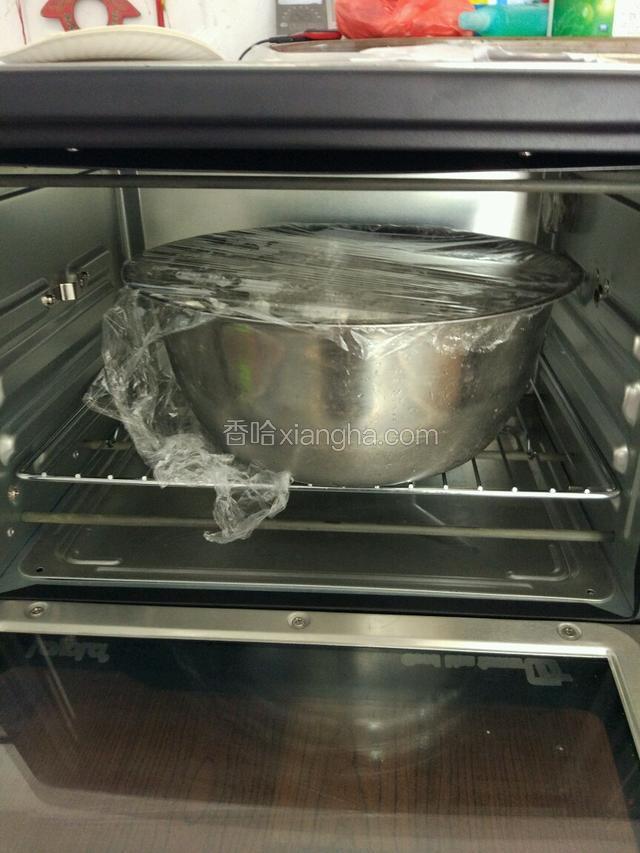 盖上保鲜膜，放入烤箱按发酵功能键！我按了两次，大约发酵花了一个小时左右发酵！常温下发酵两个小时左右，这样的天气！