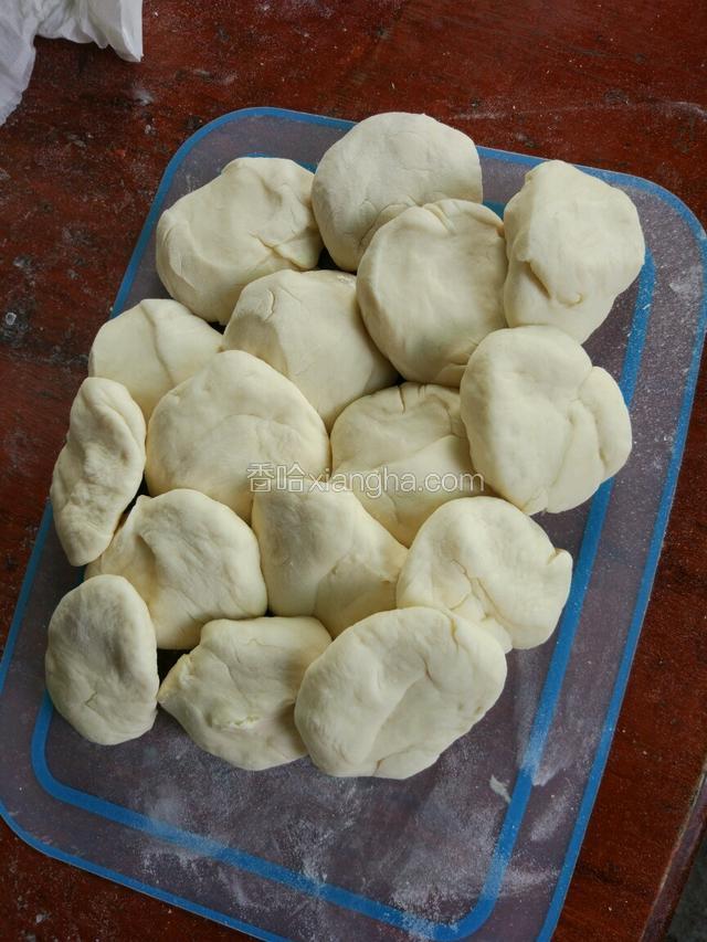 一个个的用手压成饼！