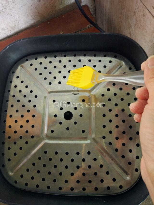 蒸锅上涂油，烧开后！