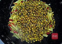 酸笋炒黄豆的做法图解6
