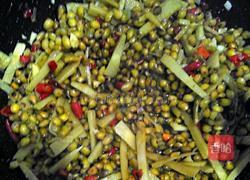 酸笋炒黄豆的做法图解7