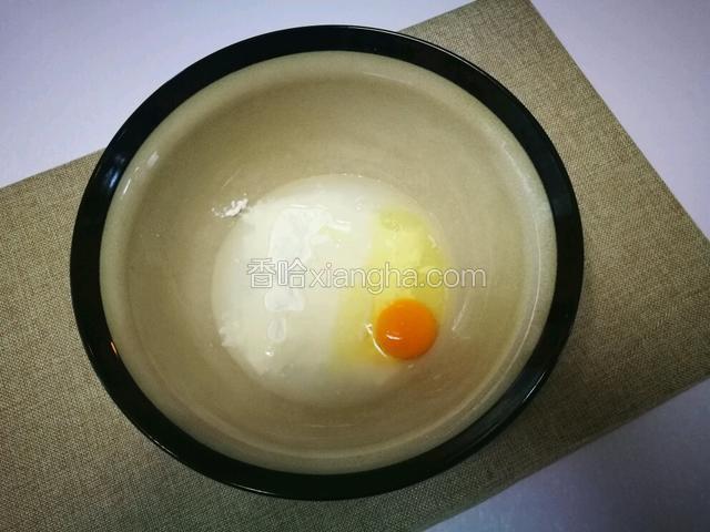 取一个大碗，倒入面粉，加清水和鸡蛋，加一点点的食盐
