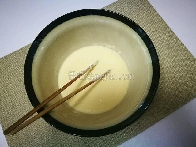 搅拌成均匀的糊状