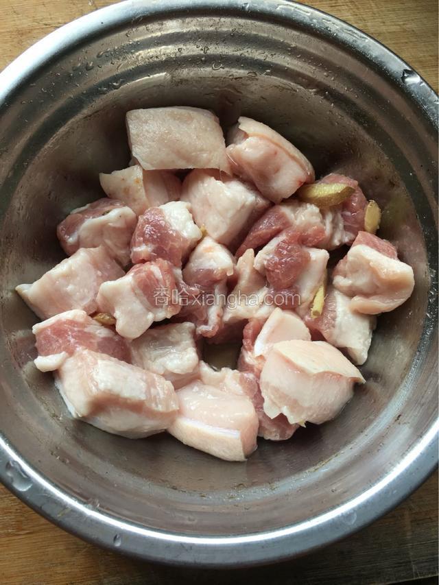 五花肉洗净切块，用料酒和老姜腌制半小时