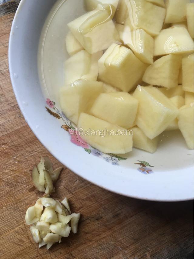 土豆切块用清水浸泡，大蒜切末，老姜切条