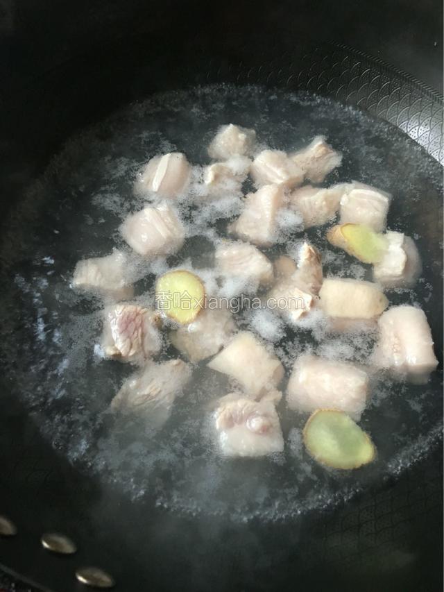 腌制好的土豆冷水入锅烧至水开沸腾后捞出（大概五分钟左右吧）用温水洗净
