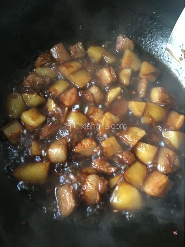 等土豆上色后倒入温水，没过土豆，放入桂皮，葱结，小火慢炖，炖个十分钟撒入少许鸡精翻炒一下，继续小火慢炖，炖到汤汁快要收干即可